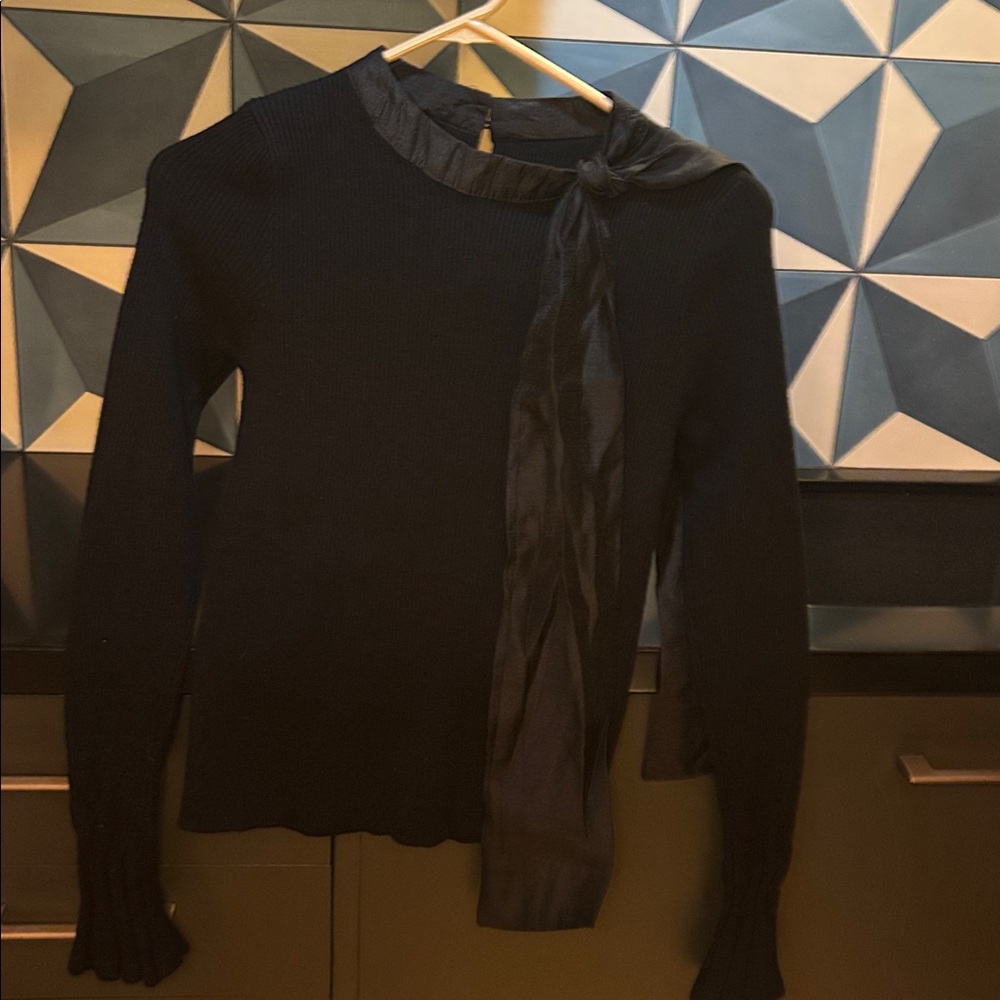 Chicwish Black Acrylic Bow Top